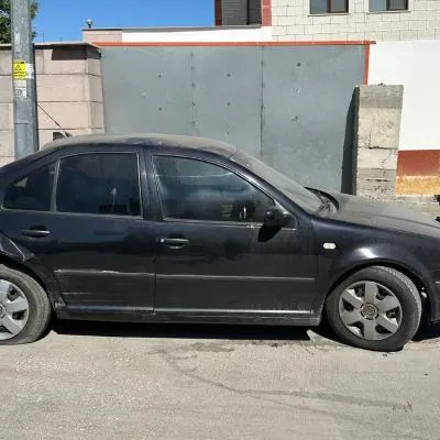 VW Bora Sağ Ön Kapı Siyah Çıkma
