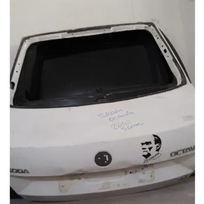 SKODA OCTAVİA A5 ARKA BAGAJ KAPAĞI BEYAZ RENK UFAK HASARLI